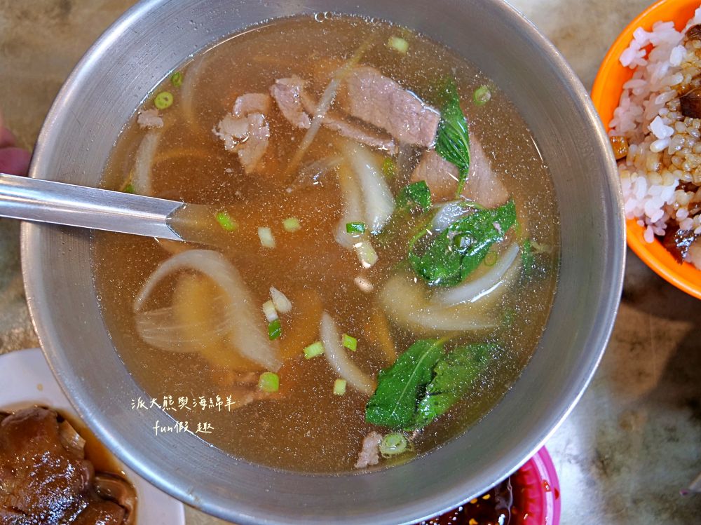 2025良友藥燉排骨枸杞土虱｜臺北延三夜市深夜食堂推薦，30年老字號暖心補冬首選！十多種中藥慢熬入味、黑金湯頭甘甜不苦澀、骨肉分離超軟嫩，加點銷魂雞滷飯與黏嘴滷豬腳超滿足～