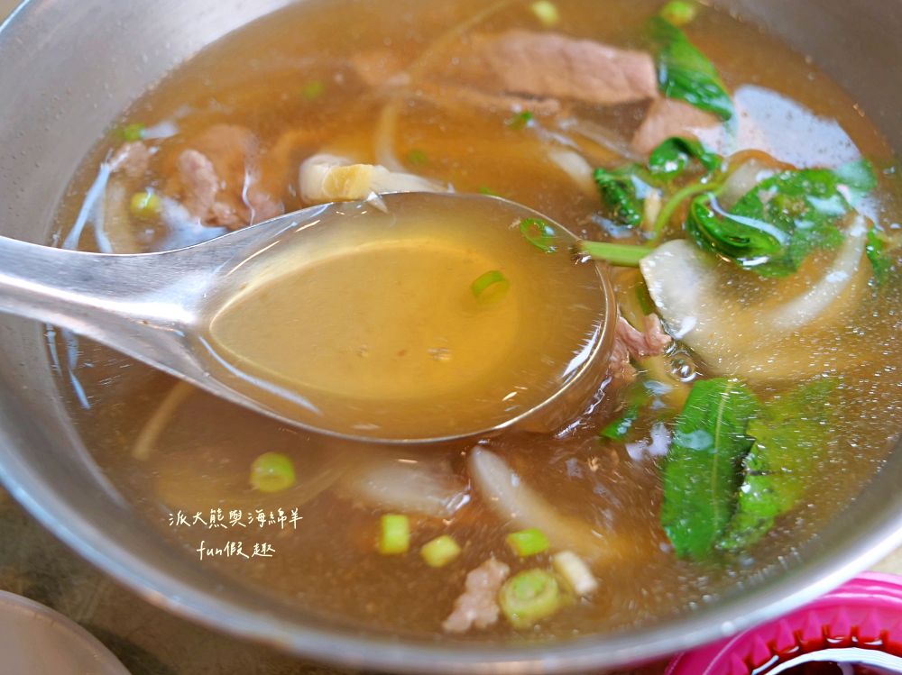 2025良友藥燉排骨枸杞土虱｜臺北延三夜市深夜食堂推薦，30年老字號暖心補冬首選！十多種中藥慢熬入味、黑金湯頭甘甜不苦澀、骨肉分離超軟嫩，加點銷魂雞滷飯與黏嘴滷豬腳超滿足～