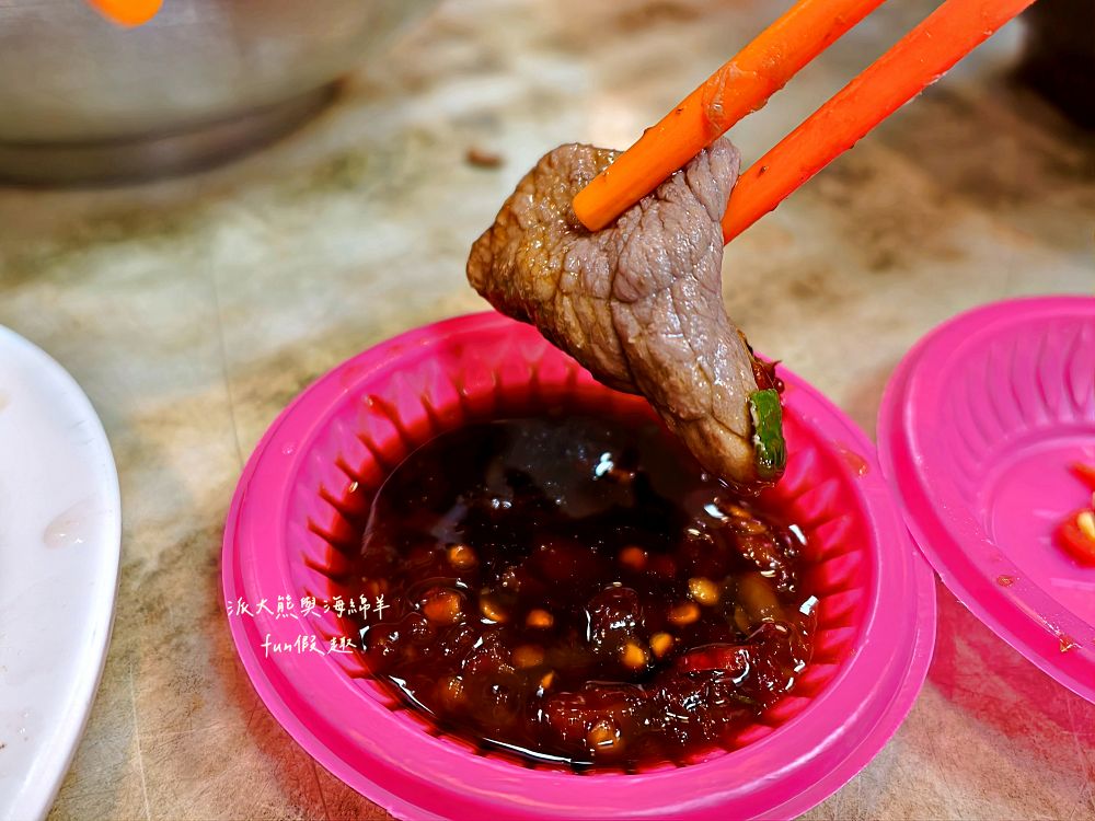 2025良友藥燉排骨枸杞土虱｜臺北延三夜市深夜食堂推薦，30年老字號暖心補冬首選！十多種中藥慢熬入味、黑金湯頭甘甜不苦澀、骨肉分離超軟嫩，加點銷魂雞滷飯與黏嘴滷豬腳超滿足～