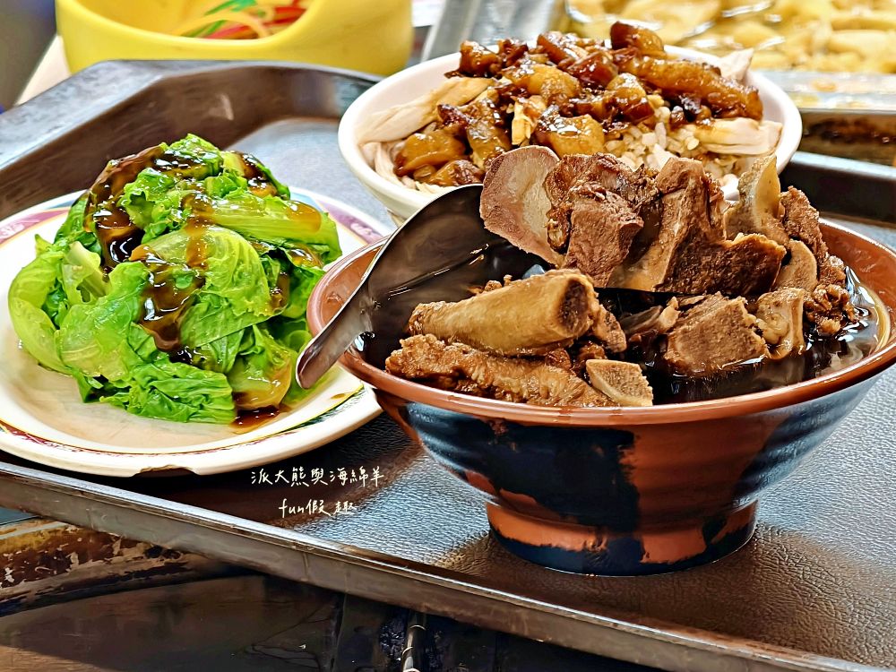 2025良友藥燉排骨枸杞土虱｜臺北延三夜市深夜食堂推薦，30年老字號暖心補冬首選！十多種中藥慢熬入味、黑金湯頭甘甜不苦澀、骨肉分離超軟嫩，加點銷魂雞滷飯與黏嘴滷豬腳超滿足～