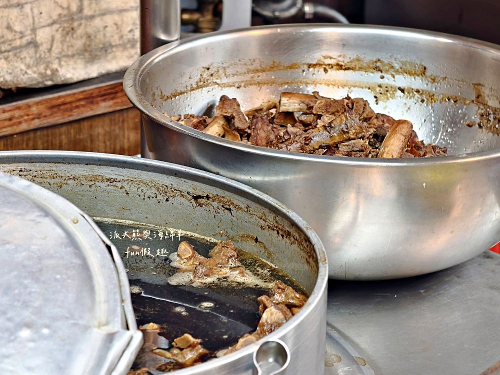 2025良友藥燉排骨枸杞土虱｜臺北延三夜市深夜食堂推薦，30年老字號暖心補冬首選！十多種中藥慢熬入味、黑金湯頭甘甜不苦澀、骨肉分離超軟嫩，加點銷魂雞滷飯與黏嘴滷豬腳超滿足～