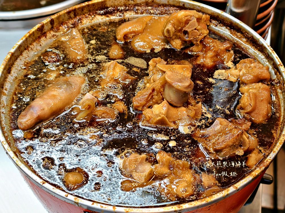 2025良友藥燉排骨枸杞土虱｜臺北延三夜市深夜食堂推薦，30年老字號暖心補冬首選！十多種中藥慢熬入味、黑金湯頭甘甜不苦澀、骨肉分離超軟嫩，加點銷魂雞滷飯與黏嘴滷豬腳超滿足～