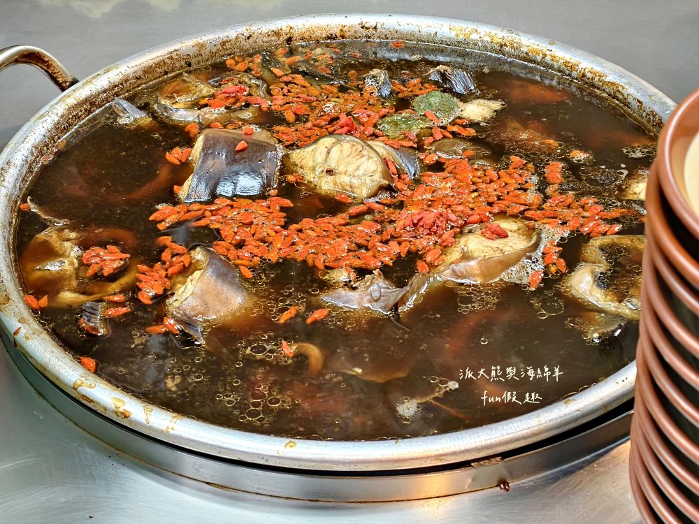 2025良友藥燉排骨枸杞土虱｜臺北延三夜市深夜食堂推薦，30年老字號暖心補冬首選！十多種中藥慢熬入味、黑金湯頭甘甜不苦澀、骨肉分離超軟嫩，加點銷魂雞滷飯與黏嘴滷豬腳超滿足～