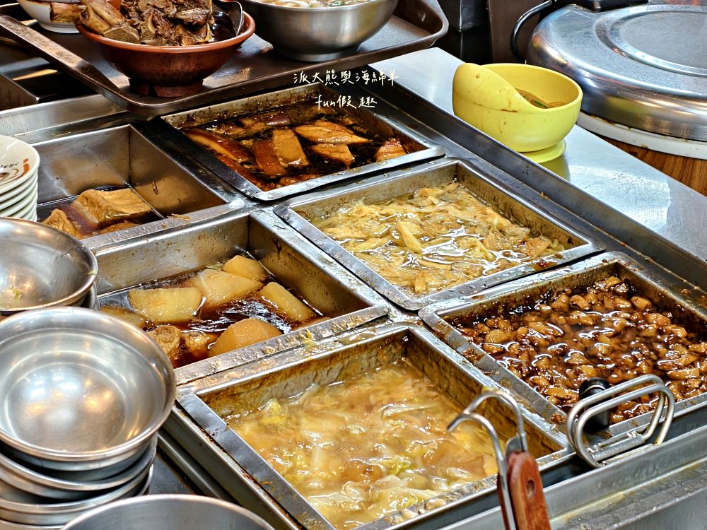 2025良友藥燉排骨枸杞土虱｜臺北延三夜市深夜食堂推薦，30年老字號暖心補冬首選！十多種中藥慢熬入味、黑金湯頭甘甜不苦澀、骨肉分離超軟嫩，加點銷魂雞滷飯與黏嘴滷豬腳超滿足～