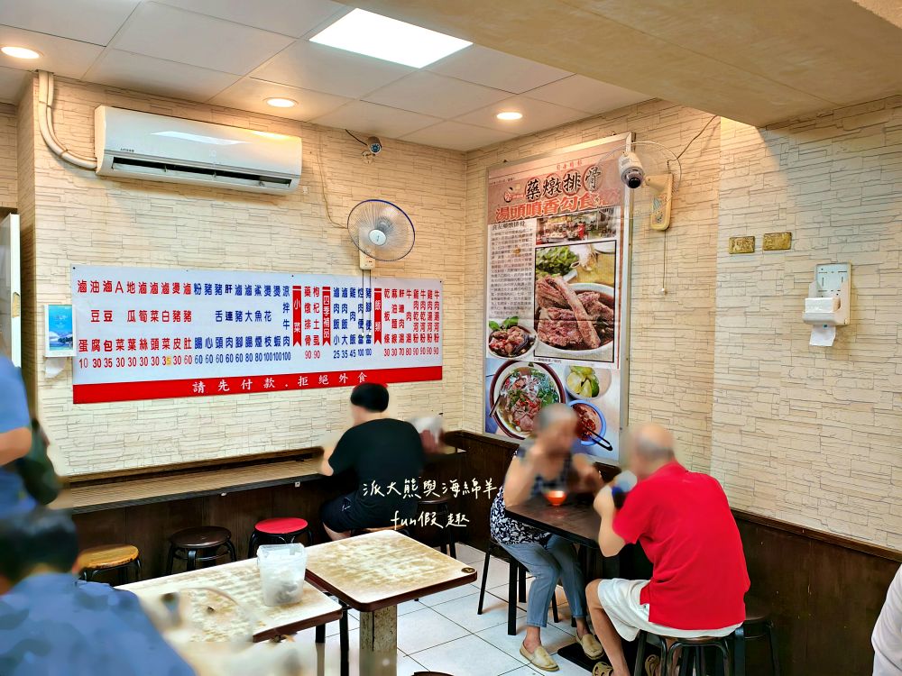 2025良友藥燉排骨枸杞土虱｜臺北延三夜市深夜食堂推薦，30年老字號暖心補冬首選！十多種中藥慢熬入味、黑金湯頭甘甜不苦澀、骨肉分離超軟嫩，加點銷魂雞滷飯與黏嘴滷豬腳超滿足～