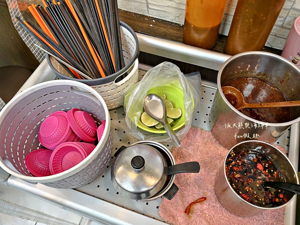 2025良友藥燉排骨枸杞土虱｜臺北延三夜市深夜食堂推薦，30年老字號暖心補冬首選！十多種中藥慢熬入味、黑金湯頭甘甜不苦澀、骨肉分離超軟嫩，加點銷魂雞滷飯與黏嘴滷豬腳超滿足～