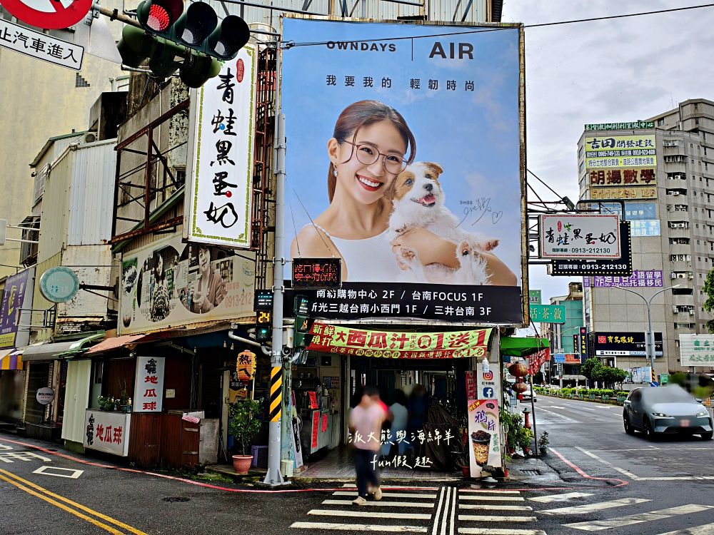 2025青蛙黑蛋奶｜臺南中西區手搖飲推薦！「黑蛋奶」「包二奶」「包二爺」「鴉片黑蛋奶」「狀元奶」全在這間「青蛙黑蛋奶」，光看菜單就笑到噴飯，更連續榮獲三年國際珍奶冠軍，逛完新光三越、Focus百貨後一定點上一杯帶著走！～