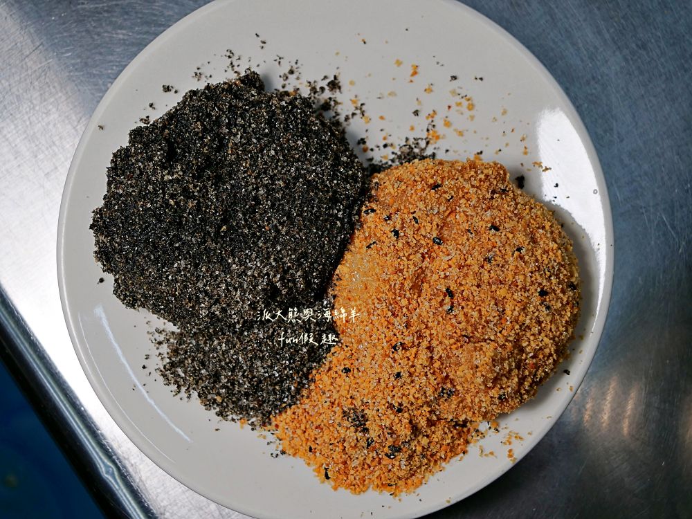 2025魏祥記純糖麻糬｜臺北延三夜市50年老店，客家古早味燒麻糬，純糖純糯米製作，金黃花生粉與濃郁黑芝麻的完美相遇，視覺與味覺的黑金雙重奏！