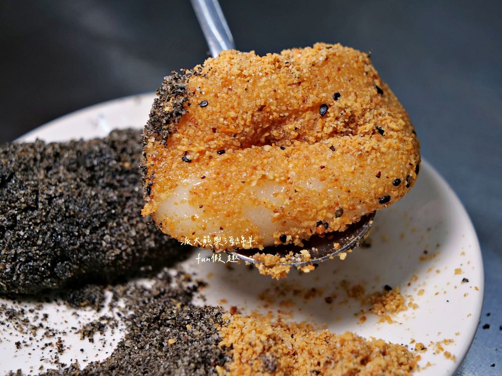 2025魏祥記純糖麻糬｜臺北延三夜市50年老店，客家古早味燒麻糬，純糖純糯米製作，金黃花生粉與濃郁黑芝麻的完美相遇，視覺與味覺的黑金雙重奏！