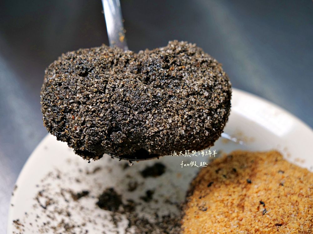 2025魏祥記純糖麻糬｜臺北延三夜市50年老店，客家古早味燒麻糬，純糖純糯米製作，金黃花生粉與濃郁黑芝麻的完美相遇，視覺與味覺的黑金雙重奏！