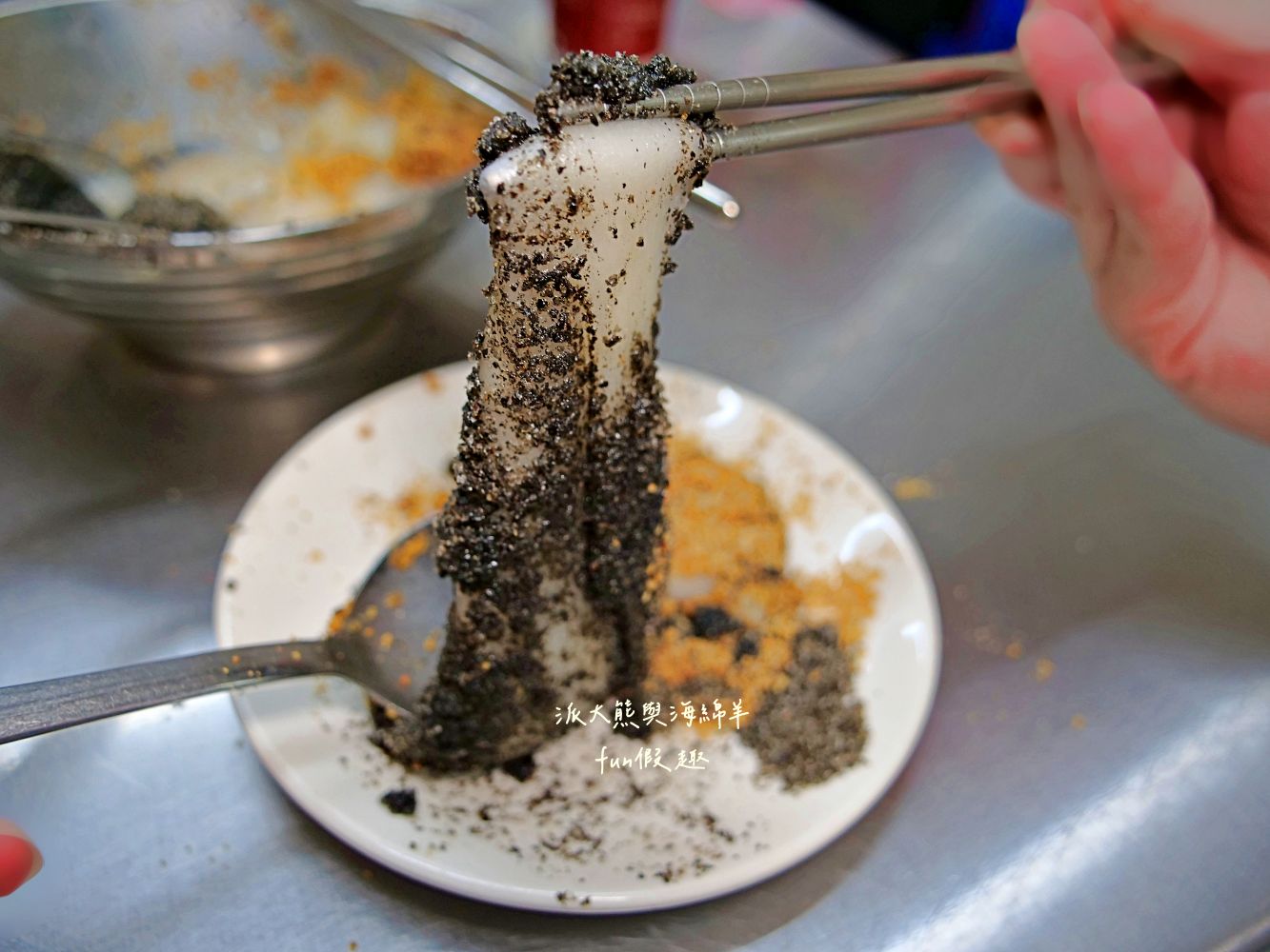 2025魏祥記純糖麻糬|臺北延三夜市50年老店,客家古早味燒麻糬,純糖純糯米製作,金黃花生粉與濃郁黑芝麻的完美相遇,視覺與味覺的黑金雙重奏! - 第22張圖 2025魏祥記純糖麻糬|臺北延三夜市50年老店,客家古早味燒麻糬,純糖純糯米製作,金黃花生粉與濃郁黑芝麻的完美相遇,視覺與味覺的黑金雙重奏!