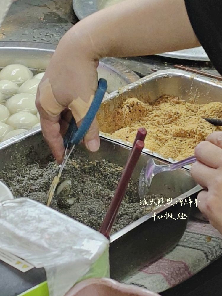 2025魏祥記純糖麻糬|臺北延三夜市50年老店,客家古早味燒麻糬,純糖純糯米製作,金黃花生粉與濃郁黑芝麻的完美相遇,視覺與味覺的黑金雙重奏! - 第4張圖 2025魏祥記純糖麻糬|臺北延三夜市50年老店,客家古早味燒麻糬,純糖純糯米製作,金黃花生粉與濃郁黑芝麻的完美相遇,視覺與味覺的黑金雙重奏!