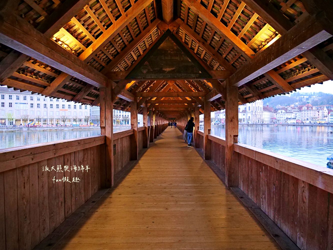 卡貝爾橋Kapellbrücke︱羅伊斯河（River Reuss）水岸風情與古色古香八角水塔、琉森火車站～春季德瑞13日夢幻跟團︱DAY4-8～琉森Luzern市區散策PART2