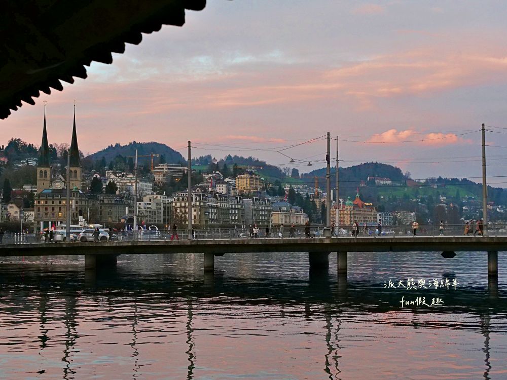 卡貝爾橋Kapellbrücke︱羅伊斯河（River Reuss）水岸風情與古色古香八角水塔、琉森火車站～春季德瑞13日夢幻跟團︱DAY4-8～琉森Luzern市區散策PART2