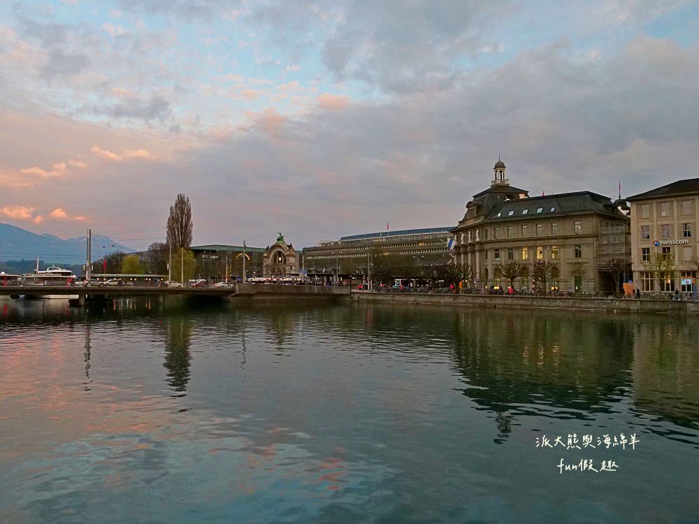 卡貝爾橋Kapellbrücke︱羅伊斯河（River Reuss）水岸風情與古色古香八角水塔、琉森火車站～春季德瑞13日夢幻跟團︱DAY4-8～琉森Luzern市區散策PART2