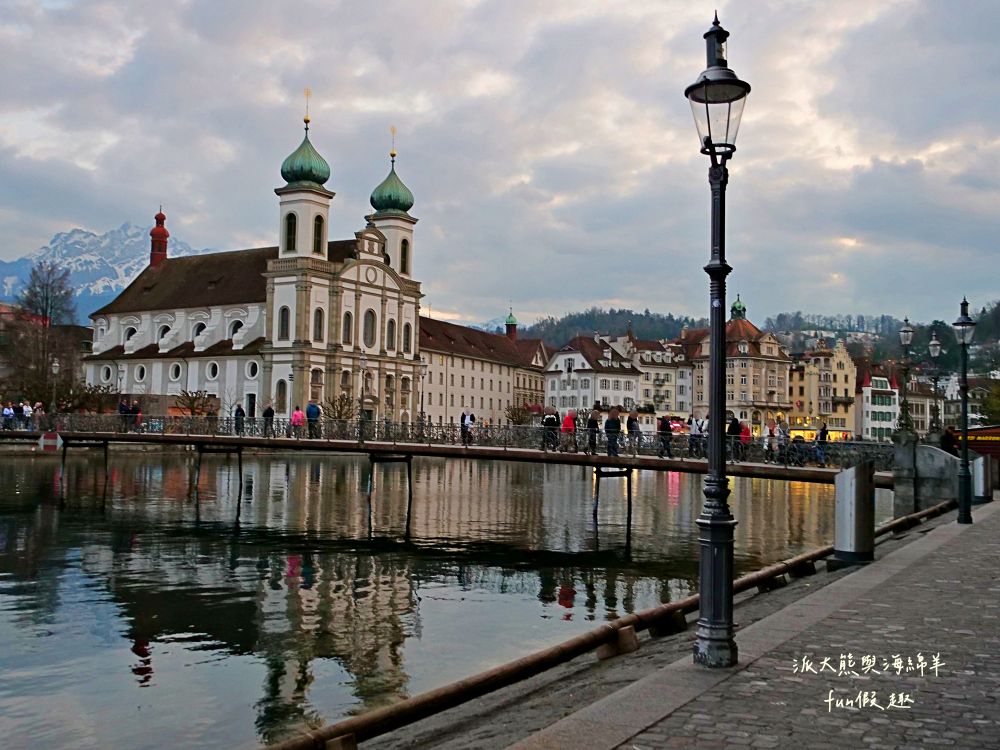 卡貝爾橋Kapellbrücke︱羅伊斯河（River Reuss）水岸風情與古色古香八角水塔、琉森火車站～春季德瑞13日夢幻跟團︱DAY4-8～琉森Luzern市區散策PART2