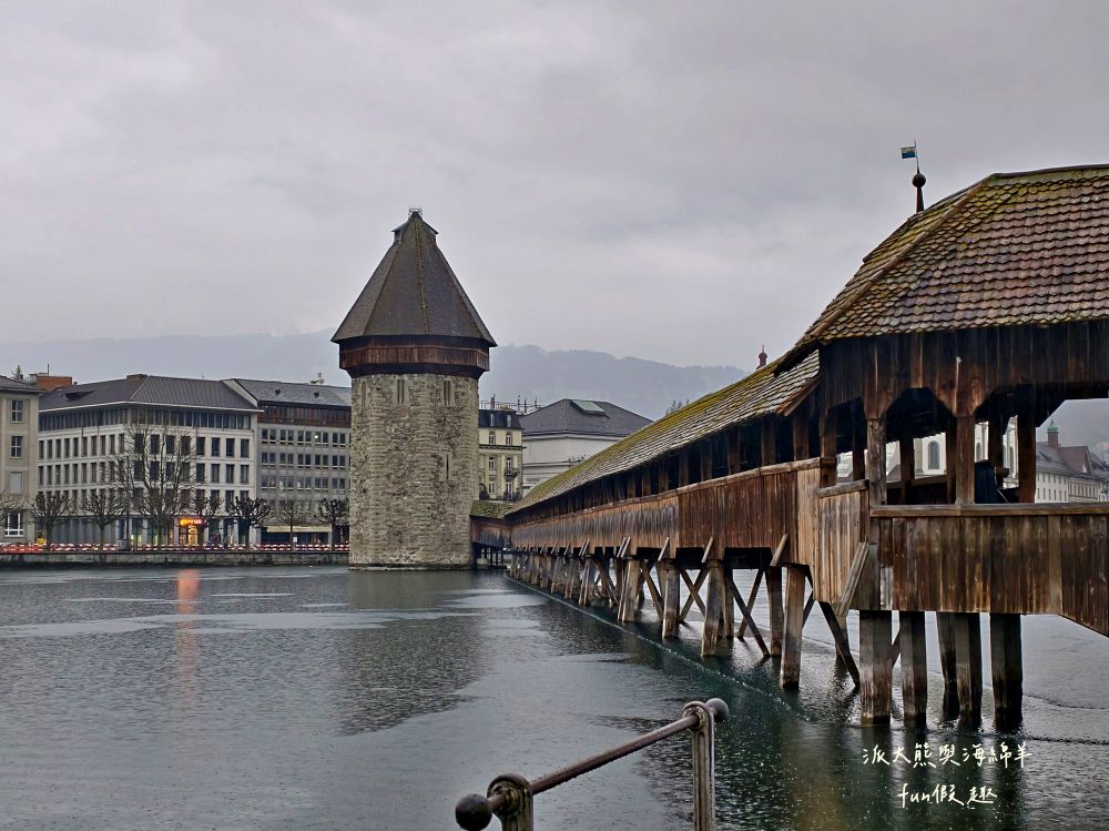 卡貝爾橋Kapellbrücke︱羅伊斯河（River Reuss）水岸風情與古色古香八角水塔、琉森火車站～春季德瑞13日夢幻跟團︱DAY4-8～琉森Luzern市區散策PART2