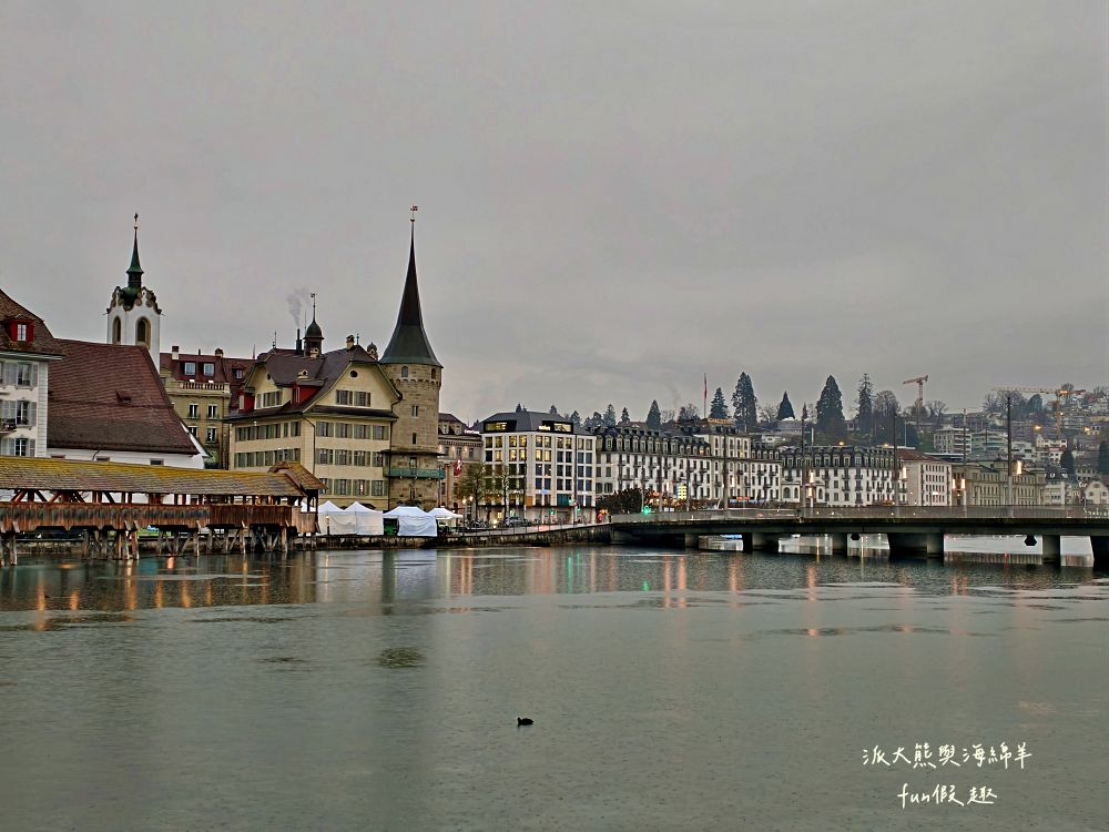卡貝爾橋Kapellbrücke︱羅伊斯河（River Reuss）水岸風情與古色古香八角水塔、琉森火車站～春季德瑞13日夢幻跟團︱DAY4-8～琉森Luzern市區散策PART2
