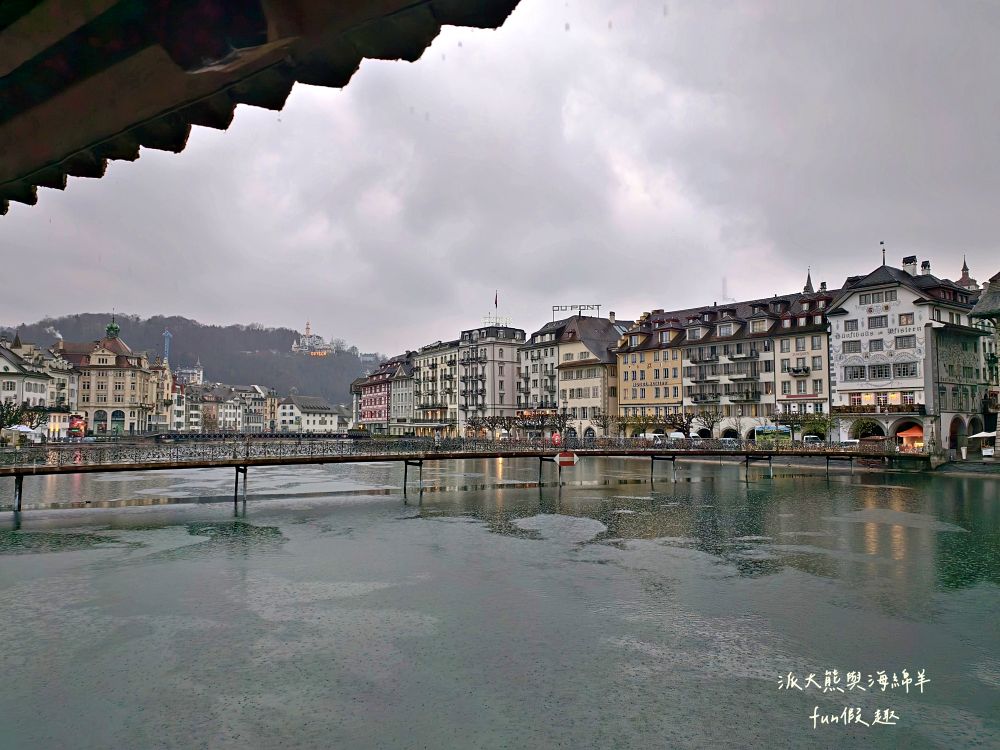 卡貝爾橋Kapellbrücke︱羅伊斯河（River Reuss）水岸風情與古色古香八角水塔、琉森火車站～春季德瑞13日夢幻跟團︱DAY4-8～琉森Luzern市區散策PART2