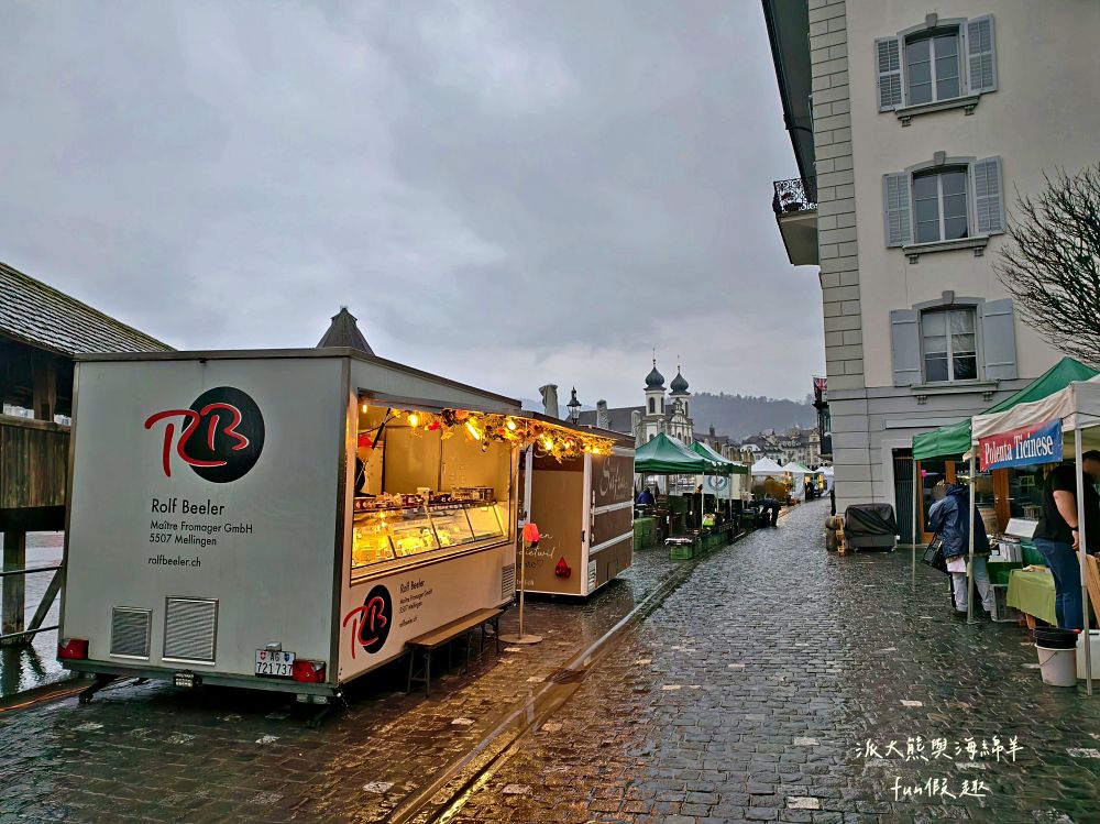 卡貝爾橋Kapellbrücke︱羅伊斯河（River Reuss）水岸風情與古色古香八角水塔、琉森火車站～春季德瑞13日夢幻跟團︱DAY4-8～琉森Luzern市區散策PART2