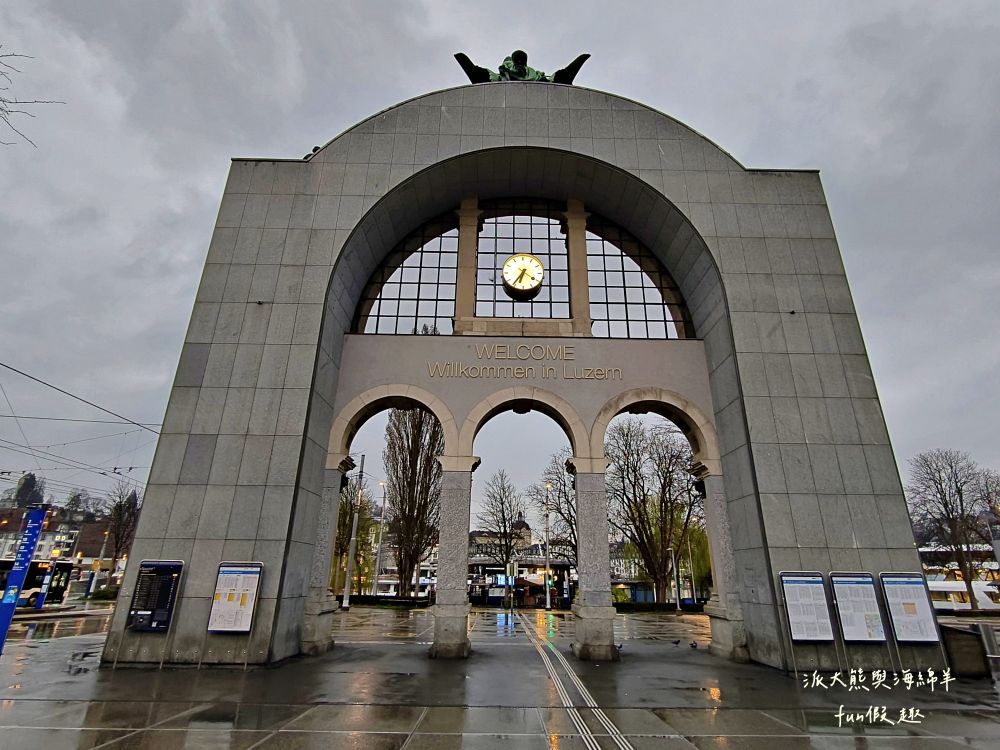 卡貝爾橋Kapellbrücke︱羅伊斯河（River Reuss）水岸風情與古色古香八角水塔、琉森火車站～春季德瑞13日夢幻跟團︱DAY4-8～琉森Luzern市區散策PART2