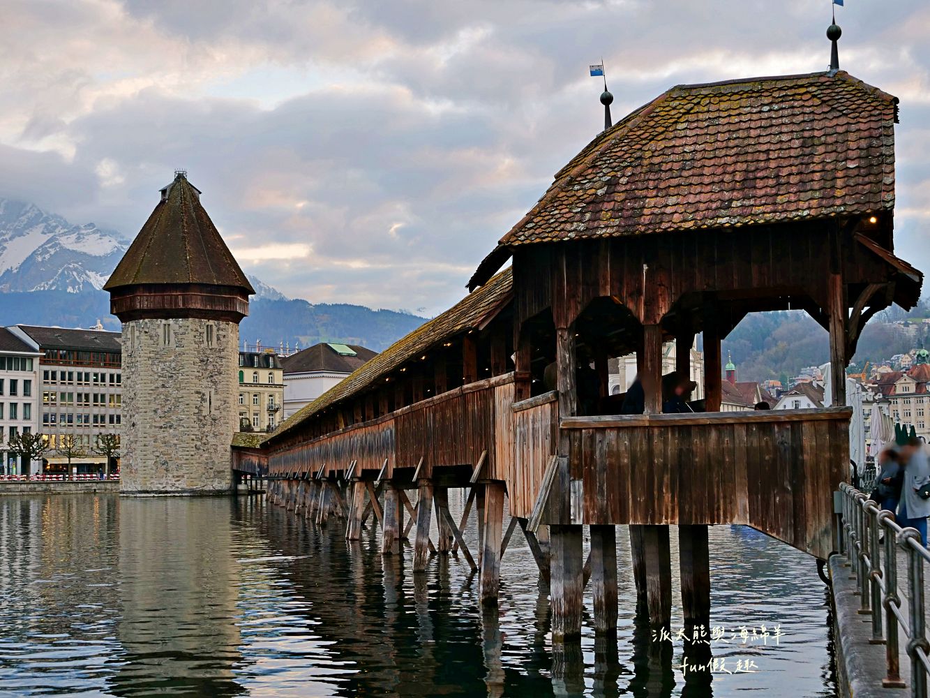 卡貝爾橋Kapellbrücke︱羅伊斯河（River Reuss）水岸風情與古色古香八角水塔、琉森火車站～春季德瑞13日夢幻跟團︱DAY4-8～琉森Luzern市區散策PART2