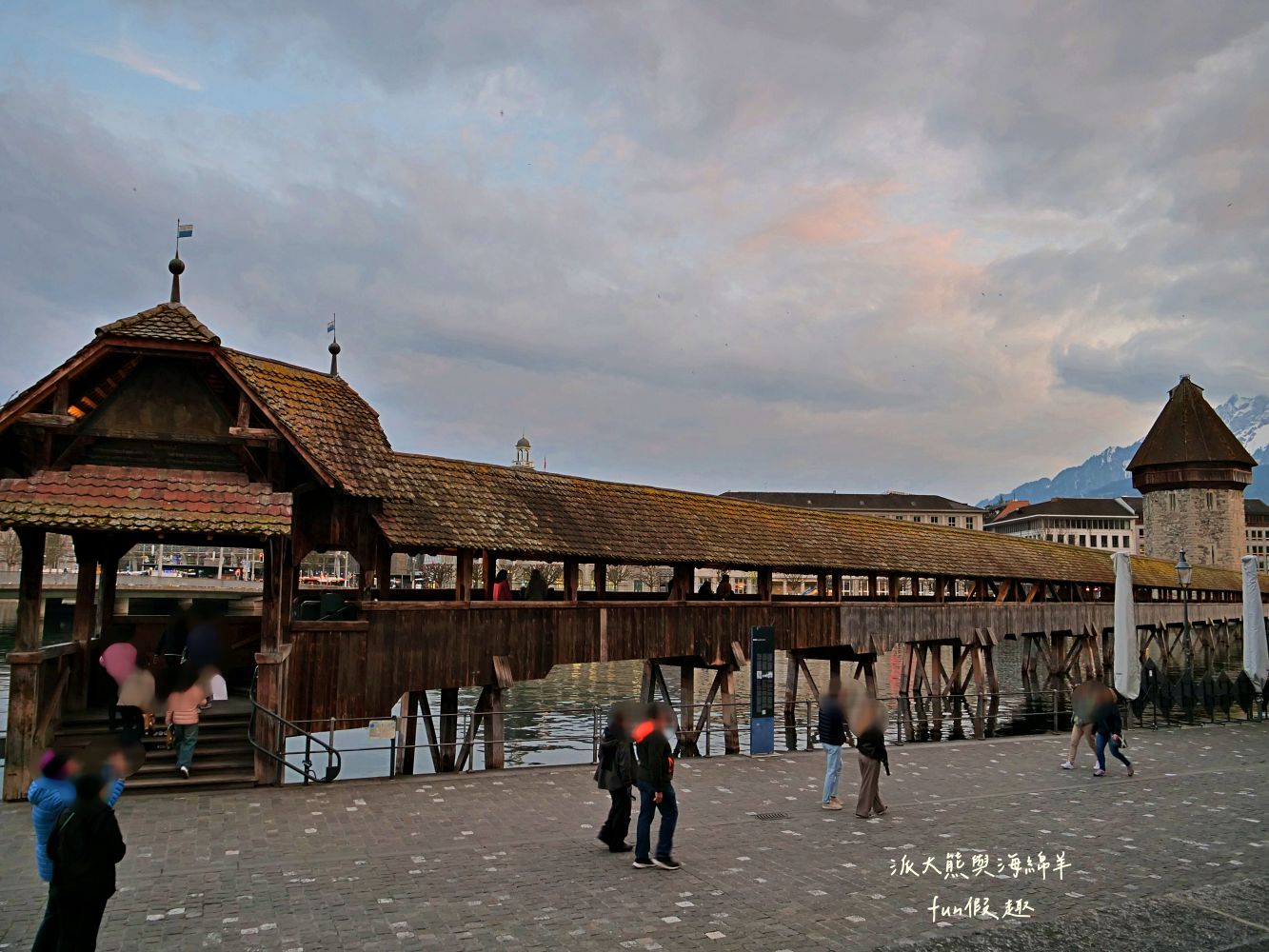卡貝爾橋Kapellbrücke︱羅伊斯河（River Reuss）水岸風情與古色古香八角水塔、琉森火車站～春季德瑞13日夢幻跟團︱DAY4-8～琉森Luzern市區散策PART2
