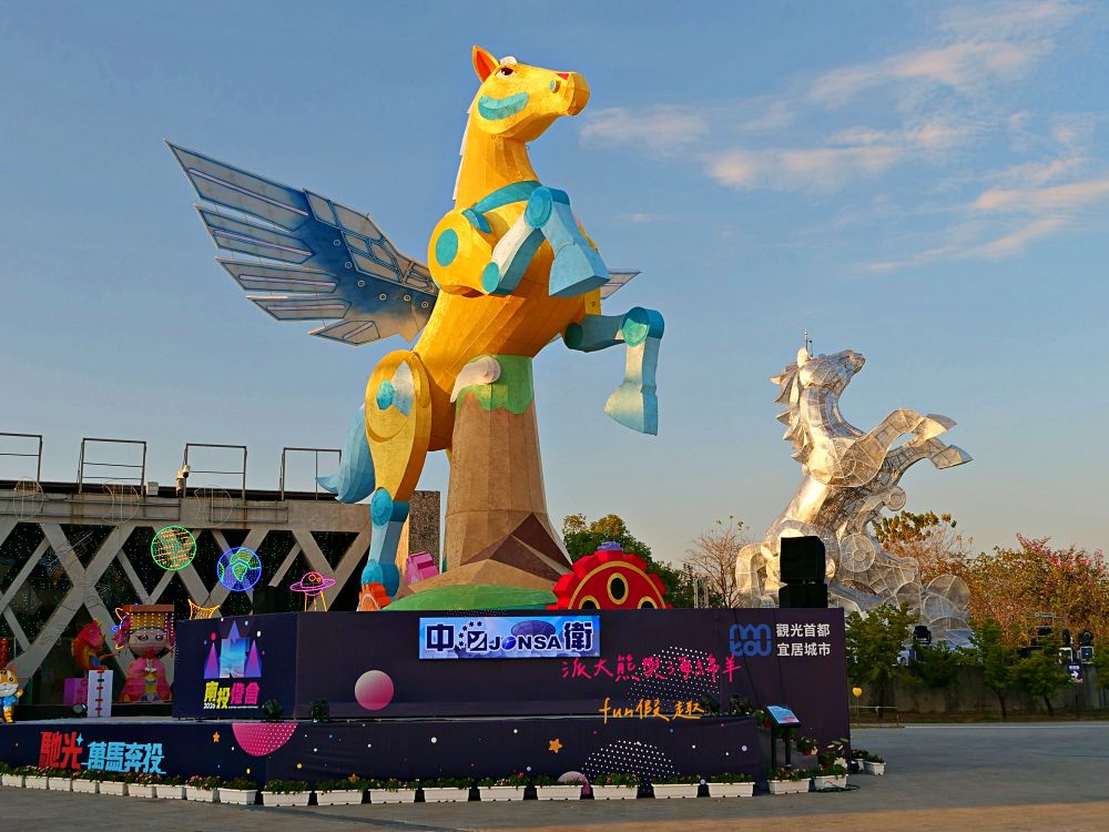 2026南投燈會 馳光萬馬奔投~必逛「反應過激的貓暢遊南投13鄉鎮 × 十二生肖主題燈組」2/14開幕!雙主燈&水舞煙火時間表、接駁停車全攻略懶人包~附近美食看這裡! - 第16張圖 2026南投燈會 馳光萬馬奔投~必逛「反應過激的貓暢遊南投13鄉鎮 × 十二生肖主題燈組」2/14開幕!雙主燈&水舞煙火時間表、接駁停車全攻略懶人包~附近美食看這裡!