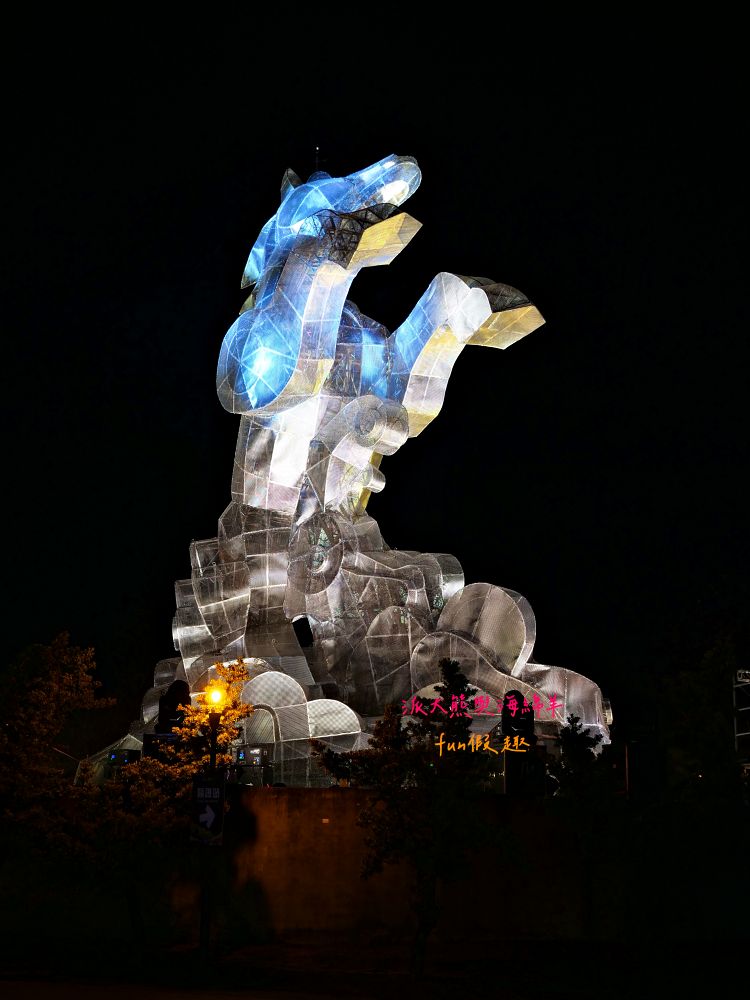 2026南投燈會 馳光萬馬奔投～必逛「反應過激的貓暢遊南投13鄉鎮 × 十二生肖主題燈組」2/14開幕！雙主燈&水舞煙火時間表、接駁停車全攻略懶人包～附近美食看這裡！
