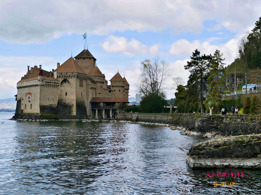 西庸堡Château de Chillon瑞士蒙特勒︱漂浮在日內瓦湖上的中世紀童話古堡！是皇宮還是監獄？走進拜倫筆下的詩意與哀愁（含交通攻略）～春季德瑞13日夢幻跟團︱DAY5-3