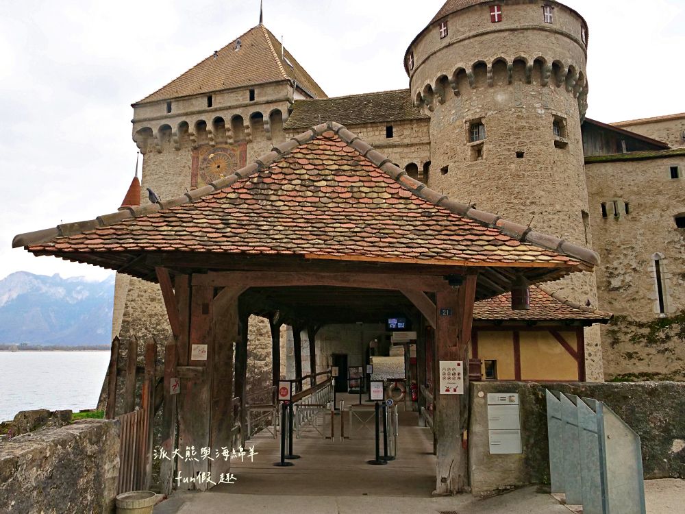 西庸堡Château de Chillon瑞士蒙特勒︱漂浮在日內瓦湖上的中世紀童話古堡！是皇宮還是監獄？走進拜倫筆下的詩意與哀愁（含交通攻略）～春季德瑞13日夢幻跟團︱DAY5-3