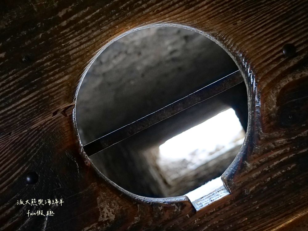 西庸堡Château de Chillon瑞士蒙特勒︱漂浮在日內瓦湖上的中世紀童話古堡！是皇宮還是監獄？走進拜倫筆下的詩意與哀愁（含交通攻略）～春季德瑞13日夢幻跟團︱DAY5-3