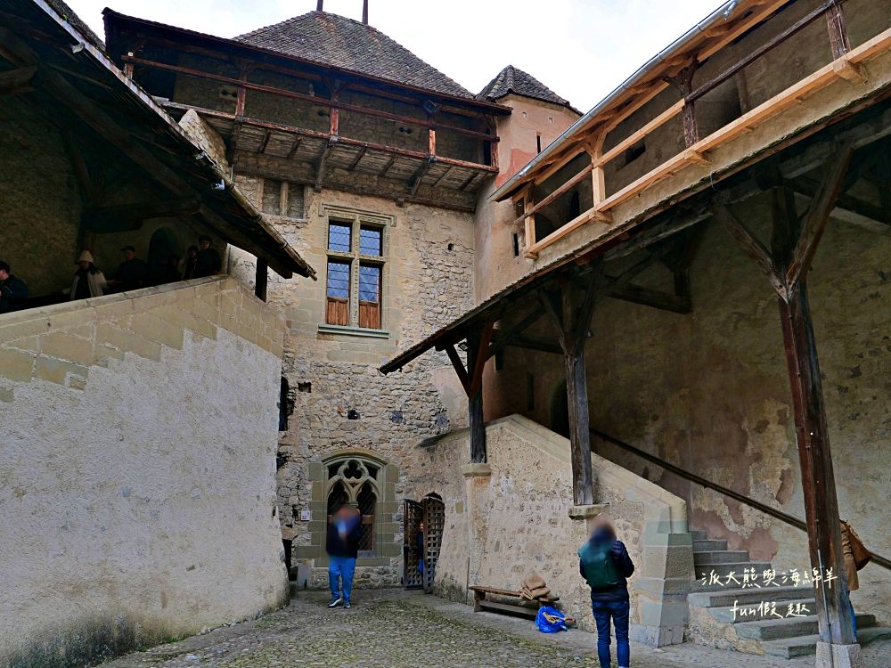 西庸堡Château de Chillon瑞士蒙特勒︱漂浮在日內瓦湖上的中世紀童話古堡！是皇宮還是監獄？走進拜倫筆下的詩意與哀愁（含交通攻略）～春季德瑞13日夢幻跟團︱DAY5-3