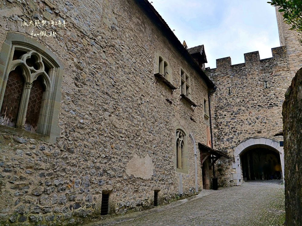 西庸堡Château de Chillon瑞士蒙特勒︱漂浮在日內瓦湖上的中世紀童話古堡！是皇宮還是監獄？走進拜倫筆下的詩意與哀愁（含交通攻略）～春季德瑞13日夢幻跟團︱DAY5-3
