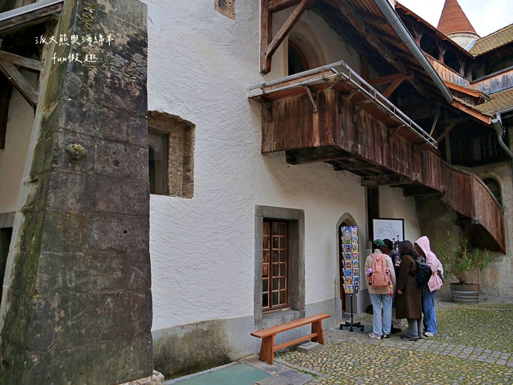 西庸堡Château de Chillon瑞士蒙特勒︱漂浮在日內瓦湖上的中世紀童話古堡！是皇宮還是監獄？走進拜倫筆下的詩意與哀愁（含交通攻略）～春季德瑞13日夢幻跟團︱DAY5-3