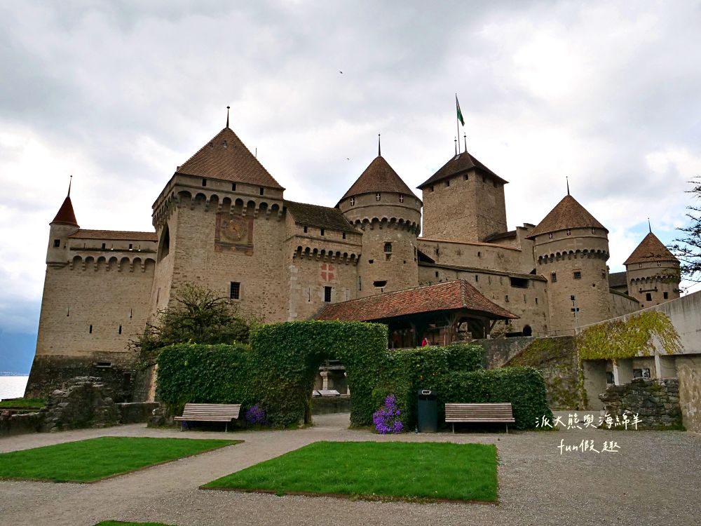 西庸堡Château de Chillon瑞士蒙特勒︱漂浮在日內瓦湖上的中世紀童話古堡！是皇宮還是監獄？走進拜倫筆下的詩意與哀愁（含交通攻略）～春季德瑞13日夢幻跟團︱DAY5-3
