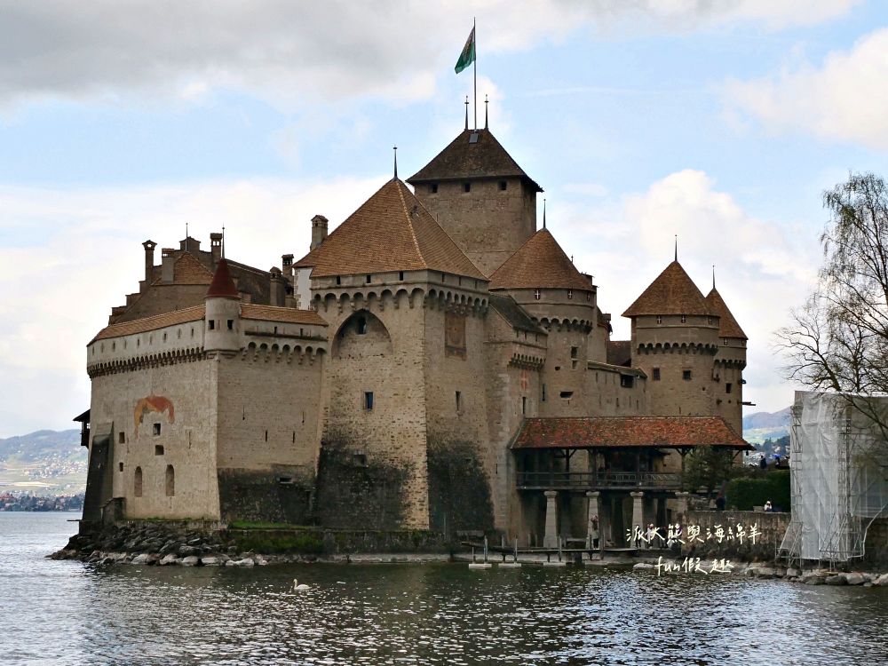 西庸堡Château de Chillon瑞士蒙特勒︱漂浮在日內瓦湖上的中世紀童話古堡！是皇宮還是監獄？走進拜倫筆下的詩意與哀愁（含交通攻略）～春季德瑞13日夢幻跟團︱DAY5-3