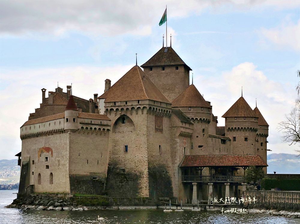 西庸堡Château de Chillon瑞士蒙特勒︱漂浮在日內瓦湖上的中世紀童話古堡！是皇宮還是監獄？走進拜倫筆下的詩意與哀愁（含交通攻略）～春季德瑞13日夢幻跟團︱DAY5-3