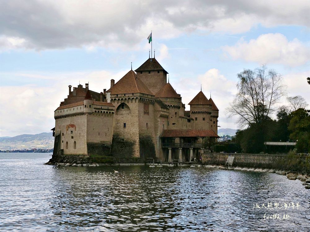 西庸堡Château de Chillon瑞士蒙特勒︱漂浮在日內瓦湖上的中世紀童話古堡！是皇宮還是監獄？走進拜倫筆下的詩意與哀愁（含交通攻略）～春季德瑞13日夢幻跟團︱DAY5-3