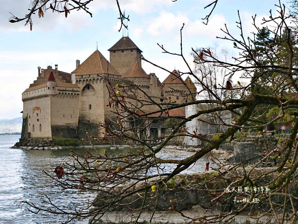 西庸堡Château de Chillon瑞士蒙特勒︱漂浮在日內瓦湖上的中世紀童話古堡！是皇宮還是監獄？走進拜倫筆下的詩意與哀愁（含交通攻略）～春季德瑞13日夢幻跟團︱DAY5-3