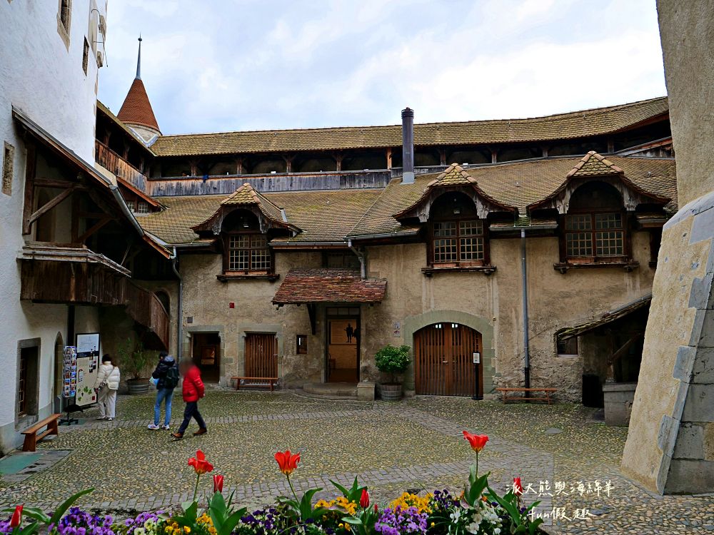 西庸堡Château de Chillon瑞士蒙特勒︱漂浮在日內瓦湖上的中世紀童話古堡！是皇宮還是監獄？走進拜倫筆下的詩意與哀愁（含交通攻略）～春季德瑞13日夢幻跟團︱DAY5-3