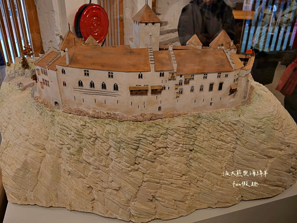 西庸堡Château de Chillon瑞士蒙特勒︱漂浮在日內瓦湖上的中世紀童話古堡！是皇宮還是監獄？走進拜倫筆下的詩意與哀愁（含交通攻略）～春季德瑞13日夢幻跟團︱DAY5-3