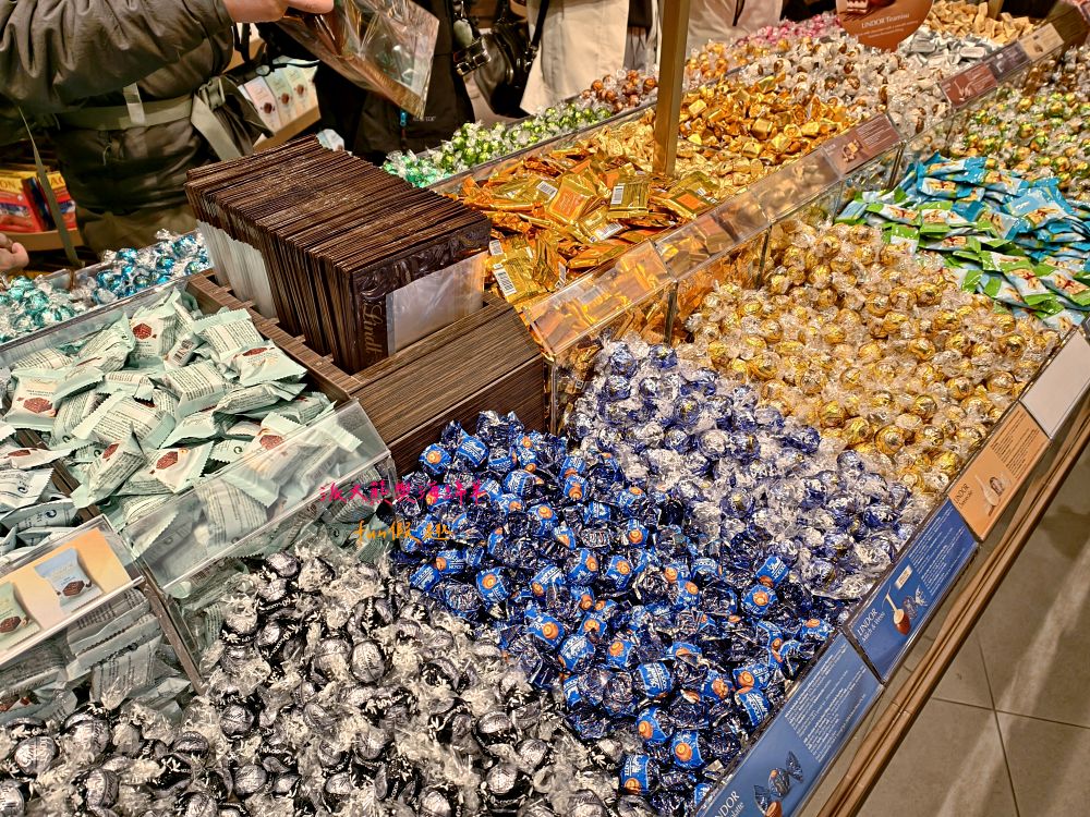 少女峰Jungfraujoch︱必逛夢幻天然冰宮、Aletsch景觀餐廳,世界最高Lindt巧克力與隱藏版紀念咖啡杯、限定少女峰Shot杯大公開!春季德瑞13日夢幻跟團~DAY6-3 - 第16張圖 少女峰Jungfraujoch︱必逛夢幻天然冰宮、Aletsch景觀餐廳,世界最高Lindt巧克力與隱藏版紀念咖啡杯、限定少女峰Shot杯大公開!春季德瑞13日夢幻跟團~DAY6-3