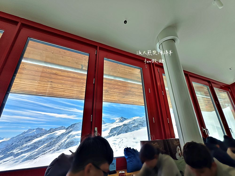 少女峰Jungfraujoch︱必逛夢幻天然冰宮、Aletsch景觀餐廳,世界最高Lindt巧克力與隱藏版紀念咖啡杯、限定少女峰Shot杯大公開!春季德瑞13日夢幻跟團~DAY6-3 - 第30張圖 少女峰Jungfraujoch︱必逛夢幻天然冰宮、Aletsch景觀餐廳,世界最高Lindt巧克力與隱藏版紀念咖啡杯、限定少女峰Shot杯大公開!春季德瑞13日夢幻跟團~DAY6-3