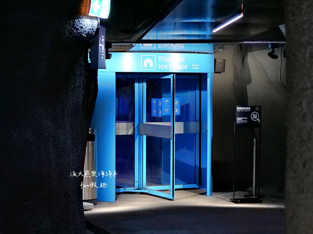 少女峰Jungfraujoch︱必逛夢幻天然冰宮、Aletsch景觀餐廳,世界最高Lindt巧克力與隱藏版紀念咖啡杯、限定少女峰Shot杯大公開!春季德瑞13日夢幻跟團~DAY6-3 - 第56張圖 少女峰Jungfraujoch︱必逛夢幻天然冰宮、Aletsch景觀餐廳,世界最高Lindt巧克力與隱藏版紀念咖啡杯、限定少女峰Shot杯大公開!春季德瑞13日夢幻跟團~DAY6-3
