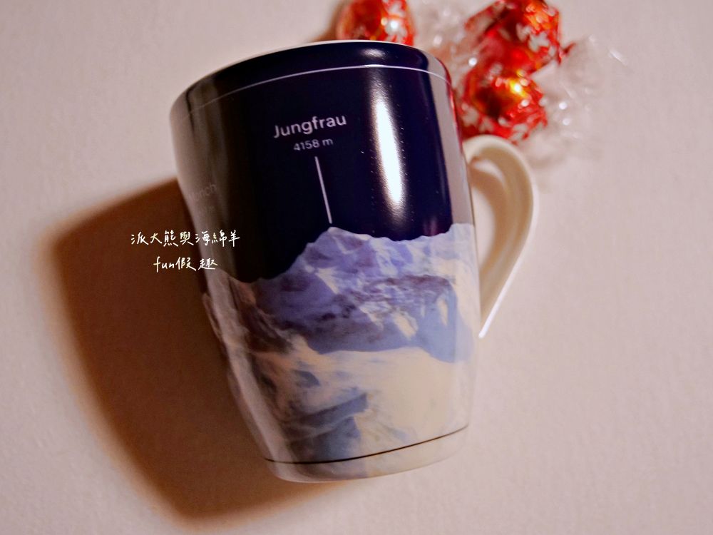 少女峰Jungfraujoch︱必逛夢幻天然冰宮、Aletsch景觀餐廳,世界最高Lindt巧克力與隱藏版紀念咖啡杯、限定少女峰Shot杯大公開!春季德瑞13日夢幻跟團~DAY6-3 - 第70張圖 少女峰Jungfraujoch︱必逛夢幻天然冰宮、Aletsch景觀餐廳,世界最高Lindt巧克力與隱藏版紀念咖啡杯、限定少女峰Shot杯大公開!春季德瑞13日夢幻跟團~DAY6-3
