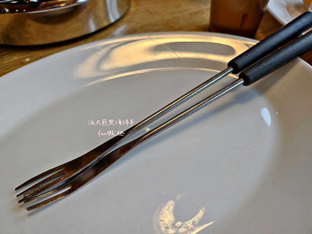 Bebbis Restaurant︱在艾格峰山腳下吃火鍋！格林德瓦「瑞士火鍋Fondue」初體驗！（起司、炸肉、巧克力三鍋一次滿足）︱春季德瑞13日夢幻跟團︱DAY6-5～