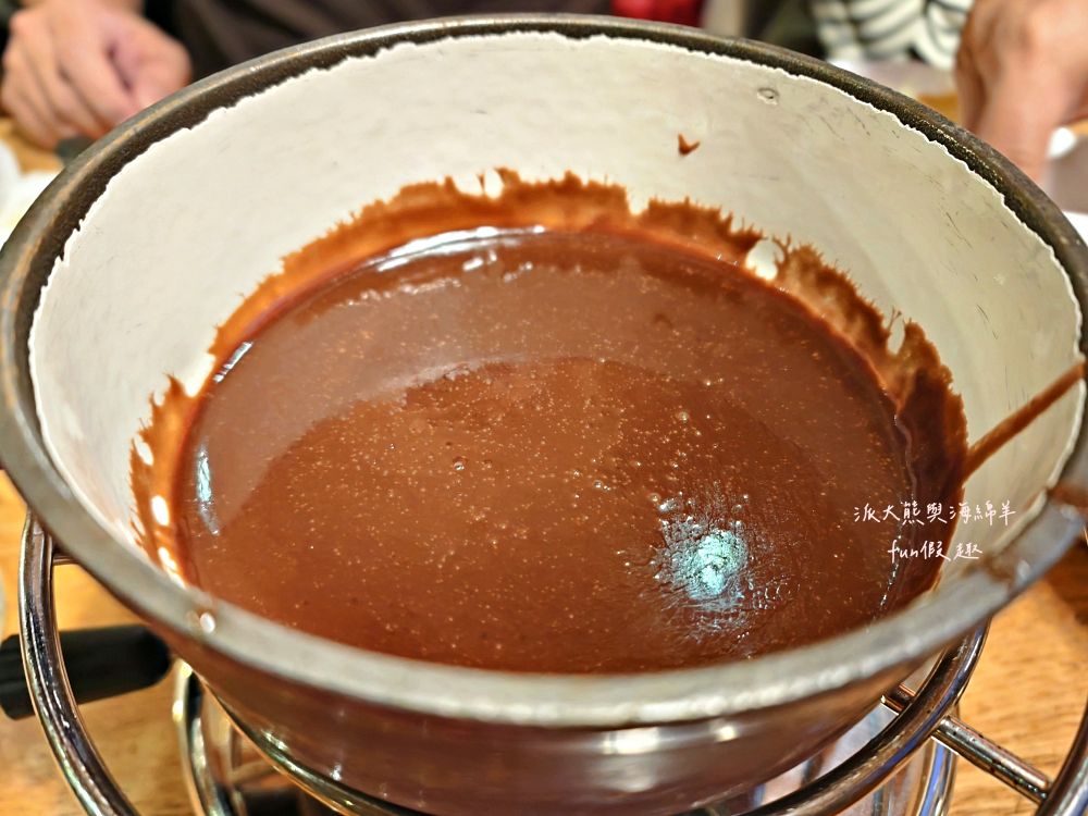 Bebbis Restaurant︱在艾格峰山腳下吃火鍋！格林德瓦「瑞士火鍋Fondue」初體驗！（起司、炸肉、巧克力三鍋一次滿足）︱春季德瑞13日夢幻跟團︱DAY6-5～