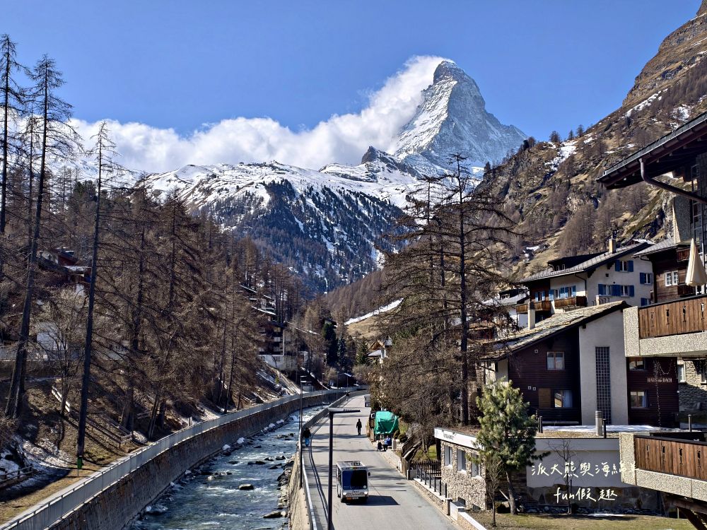 瑞士策馬特（Zermatt）實拍︱免上高山觀景台！用鏡頭捕捉馬特洪峰的日與夜：教堂橋（Kirchbrücke）黃金日出與Chalet Hotel Schönegg絕美夜景～春季德瑞13日夢幻跟團︱DAY7-3