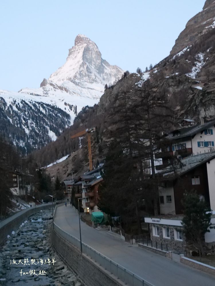 瑞士策馬特（Zermatt）實拍︱免上高山觀景台！用鏡頭捕捉馬特洪峰的日與夜：教堂橋（Kirchbrücke）黃金日出與Chalet Hotel Schönegg絕美夜景～春季德瑞13日夢幻跟團︱DAY7-3